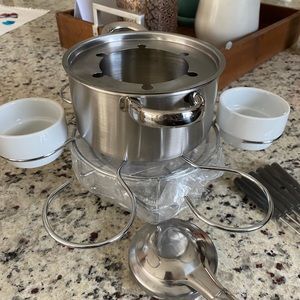 Fondue pot